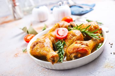 tavuk budu beyaz güveç içinde baharatlar ile pişmiş