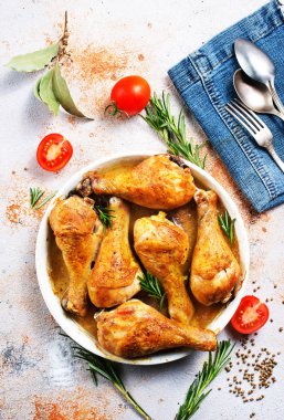 tavuk budu beyaz güveç içinde baharatlar ile pişmiş