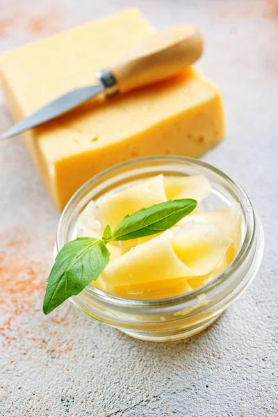 Köstlicher Käse Und Basilikum Glasschüssel — Stockfoto