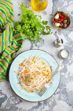 Taze havuçlu salata ve tabakta lahana.