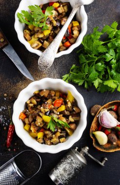 Masadaki beyaz kasede pişmiş sebzeler.