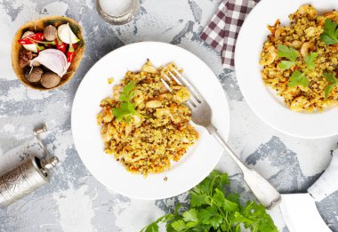 Sos ve kızarmış karides ile kaynamış bulgur.