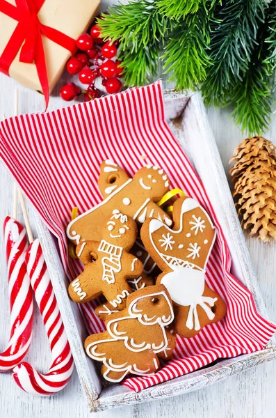 Χριστουγεννιάτικα Μπισκότα Ένα Πίνακα Τζίντζερ Cookies — Φωτογραφία Αρχείου