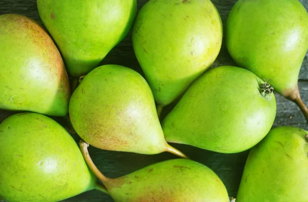 Grüne Birnen Frische Birnen Auf Dem Holztisch — Stockfoto