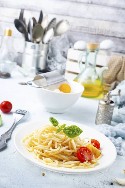 Boiled Pasta Fresh Tomato Basil — Stock Photo, Image
