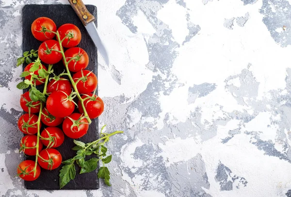 Tomate Crudo Cereza Tomate Sobre Pizarra Negra — Foto de Stock