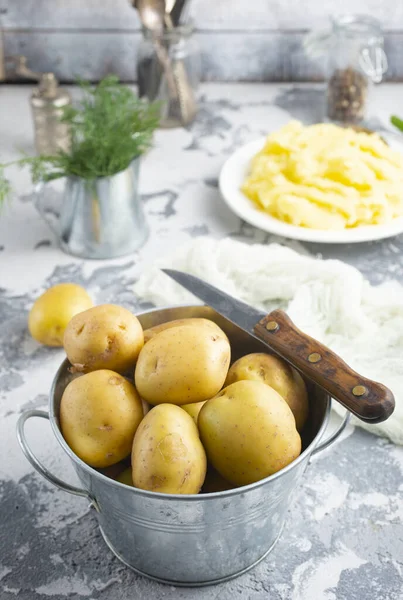 Rohe Kartoffeln Metallschüssel Auf Einem Tisch — Stockfoto
