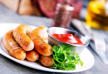 tabakta soslu sosis, stok fotoğraf