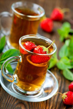çilek çay bardak ve bir tablo