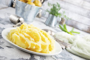 Beyaz kasede tereyağlı patates püresi 