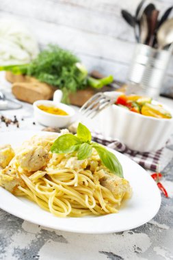 Tavuk ve peynir soslu haşlanmış spagetti.