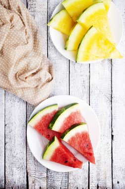 Masadaki taze karpuz.