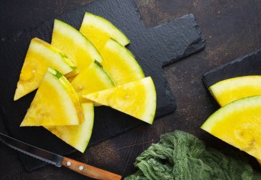 Masadaki taze karpuz.