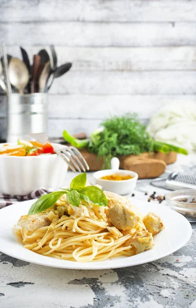 Espaguete Fervido Com Molho Frango Queijo — Fotografia de Stock