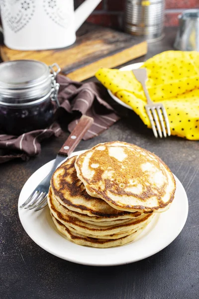 Las Tortitas Fritas Sobre Plato Blanco Sobre Mesa — Foto de Stock