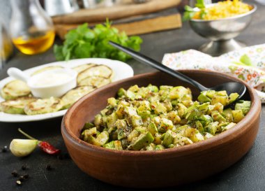 Kızarmış ilik ya da kabak ve havyar kasede.