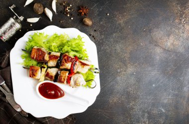 Salata yaprağı ve ketçaplı et kebabı.