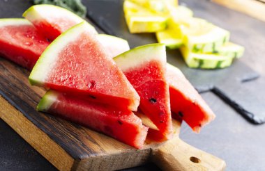 Masadaki taze karpuz.