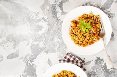 Kızarmış bulgur ve beyaz tabakta karides.