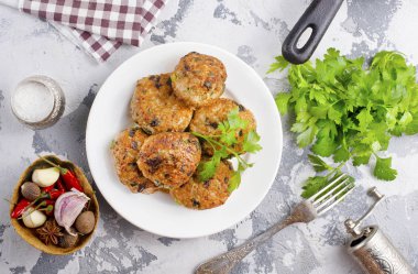 Tabakta taze pirzola var.