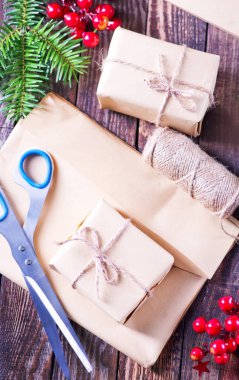 Tahta masada hediye olarak bir kutu.