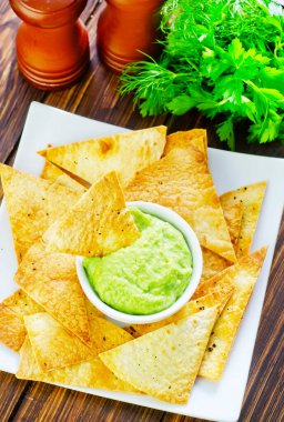 Guacamole soslu cips yakın plan.