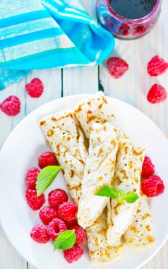 Beyaz tabakta taze böğürtlenli krep