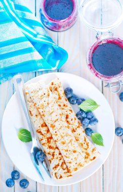 Beyaz tabakta taze böğürtlenli krep