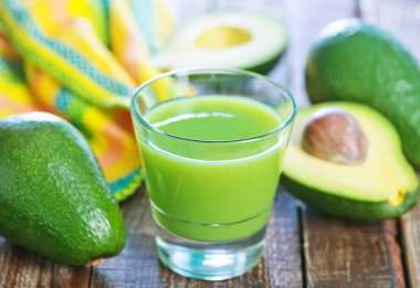 Avokado bardakta ve masada içilir.