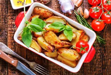 Tuzlu ve baharatlı fırında patates.