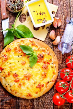 ahşap masa üzerinde peynirli pizza