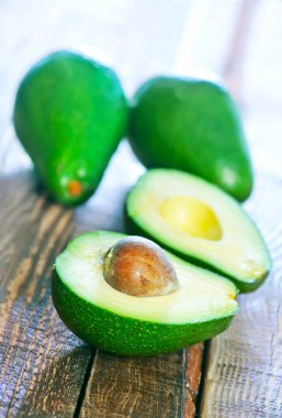 Tahtada çiğ avokado, taze avokado.