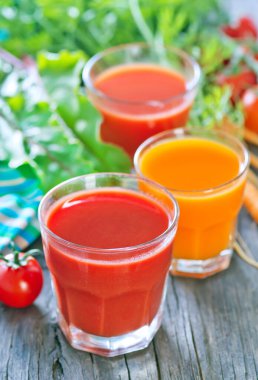 Bardakta ve masada taze sebze suyu var.