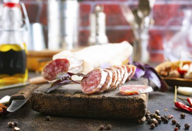 Geleneksel sosis, baharatlı sosis. Masada dilimlenmiş sosis salamı.