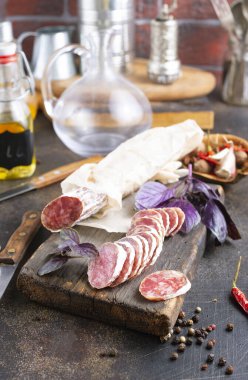 Geleneksel sosis, baharatlı sosis. Masada dilimlenmiş sosis salamı.