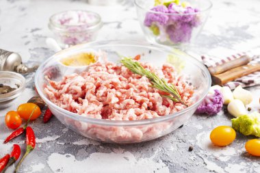 Tuz ve baharatlı kıyma, çiğ et.