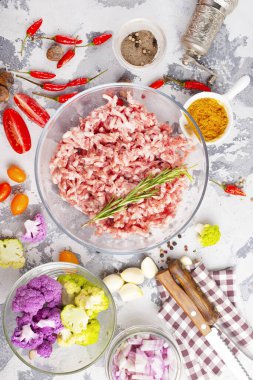 Tuz ve baharatlı kıyma, çiğ et.