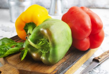 Masadaki ahşap tahtada biber rengi.