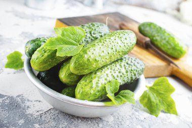 Taze salatalıklar masada.