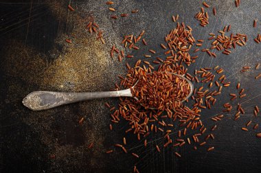 Masada kahverengi pirinç, çiğ pirinç.