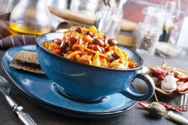 Masada kırmızı fasulyeli kızarmış lahana.