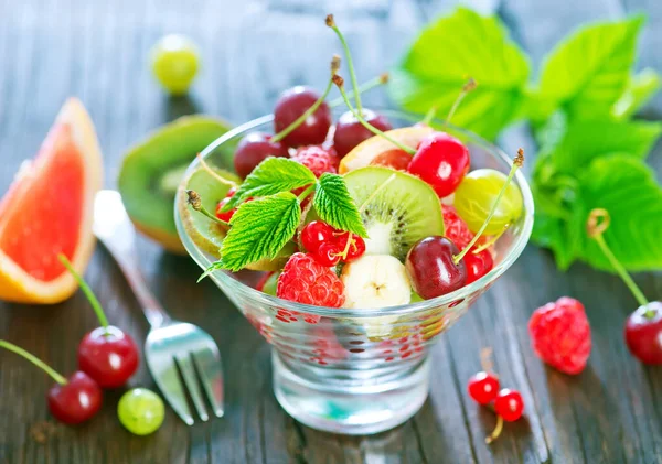 Ensalada Frutas Escudilla Cristal Sobre Mesa —  Fotos de Stock