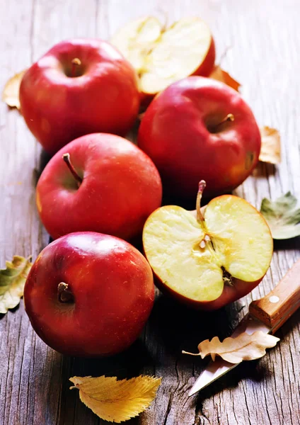 Czerwone Jabłka Nóż Drewnianym Stole — Zdjęcie stockowe