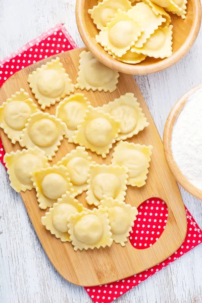 Raw Ravioli Mouku Míse Stůl — Stock fotografie