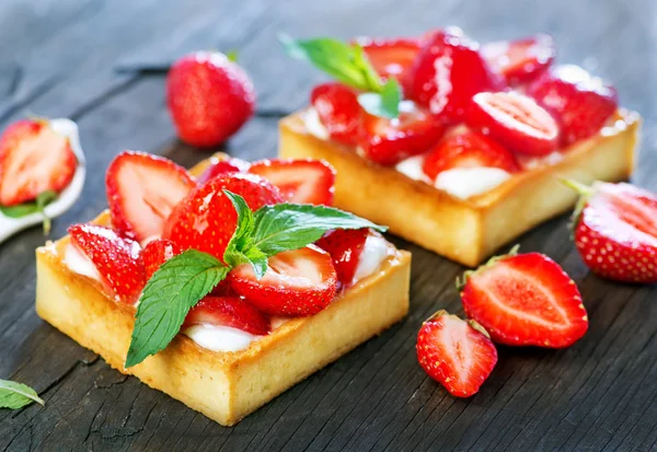 Frischer Kuchen Mit Frischen Erdbeeren Auf Dem Tisch — Stockfoto