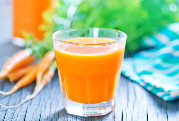 Färsk Morotsjuice Glaset Och Ett Bord — Stockfoto