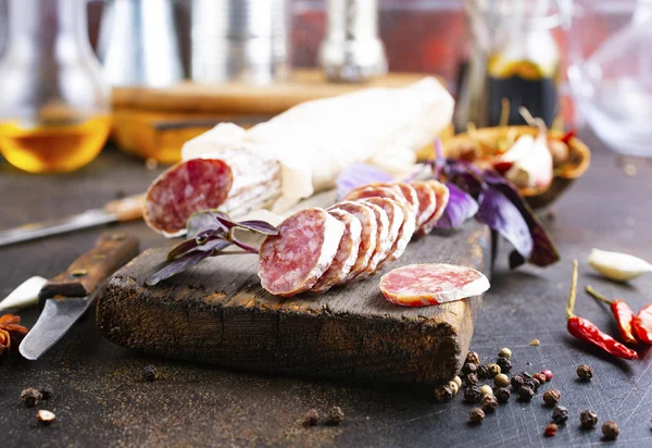 Salsicha Tradicional Salsicha Com Especiarias Salame Salsicha Fatiado Uma Mesa — Fotografia de Stock