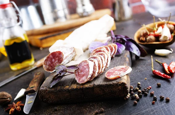 Salsicha Tradicional Salsicha Com Especiarias Salame Salsicha Fatiado Uma Mesa — Fotografia de Stock