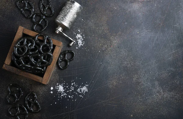 Masadaki Ahşap Kasede Siyah Krakerler — Stok fotoğraf