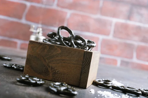 Bretzels Noirs Dans Bol Bois Sur Une Table — Photo